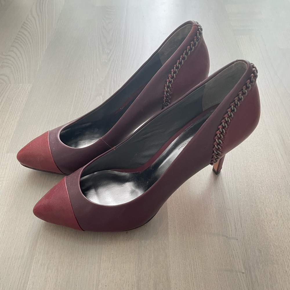 DKNY Cute Colourblock Two-tone Leather Pumps with Accent Chain Detail